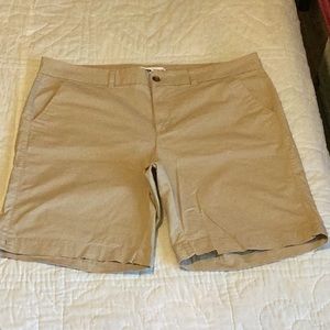 Old Navy Women’s Sz 18 Khaki Bermuda Mid Rise Shorts